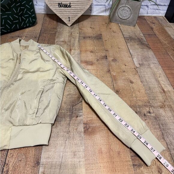 Lululemon Non-Stop Bomber *Reversible
Size 4 - Picture 13 of 16